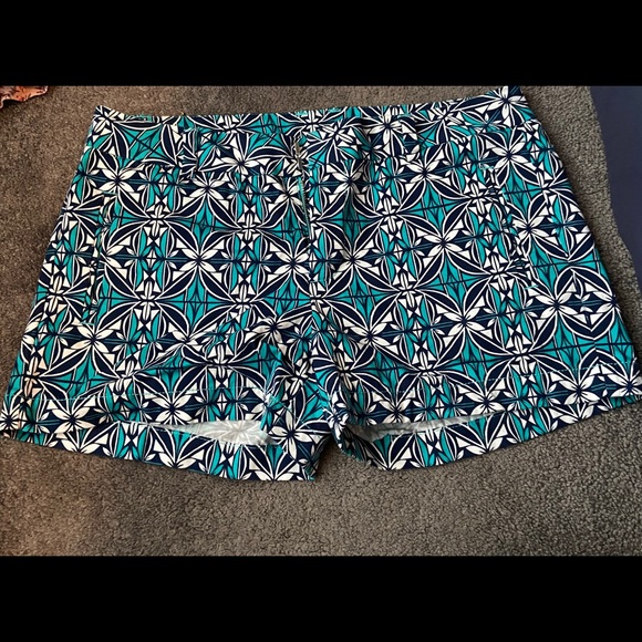 Size 6 stylish shorts - Picture 1 of 3